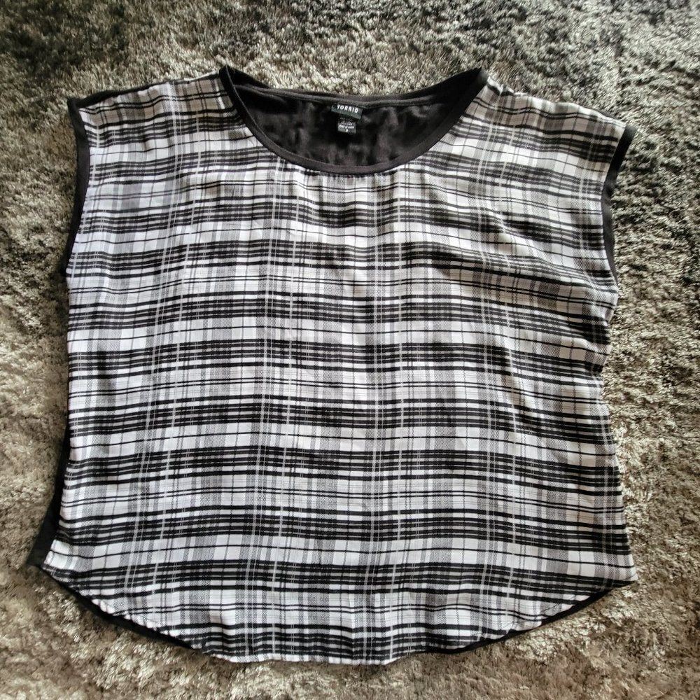 Women's Torrid Short Sleeve Black White Plaid Blouse Sheer Size 2